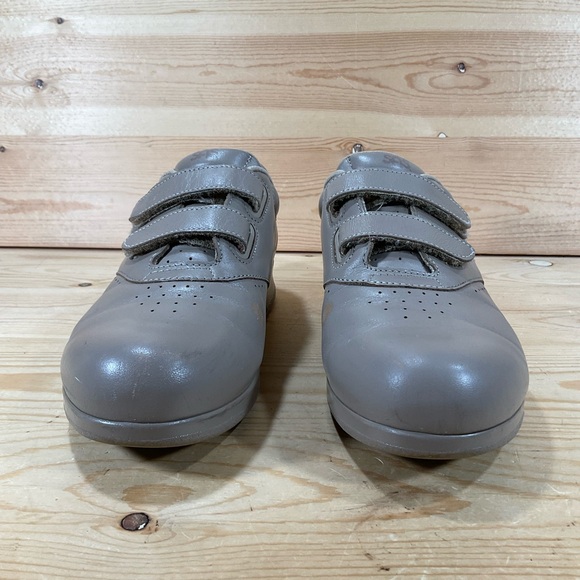 SAS Me Too Leather Walking Shoes
Double Strap Hook/Loop
Women’s 8 M Medium
Beige - Picture 5 of 9